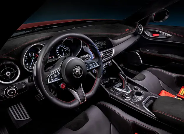 Intérieur de l'Alfa Romeo Giulia avec tableau de bord moderne et finitions haut de gamme