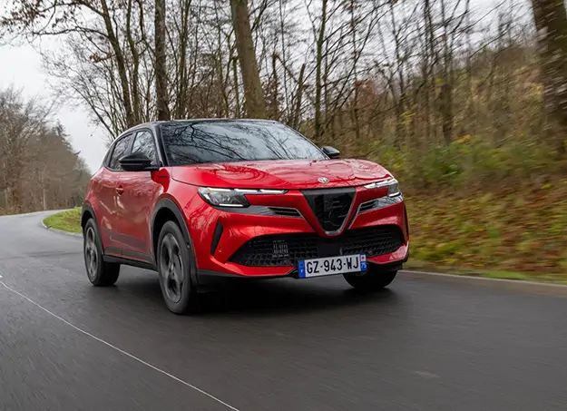 Vue de l’Alfa Romeo Junior sur fond noir, mettant en avant son design moderne