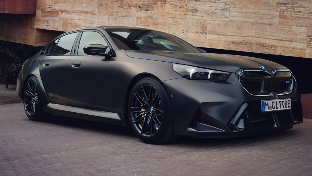 Vue avant de la BMW M5 hybride rechargeable sur route de nuit