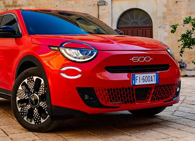 Vue avant de la Fiat 600 sur fond noir, mettant en valeur son design moderne