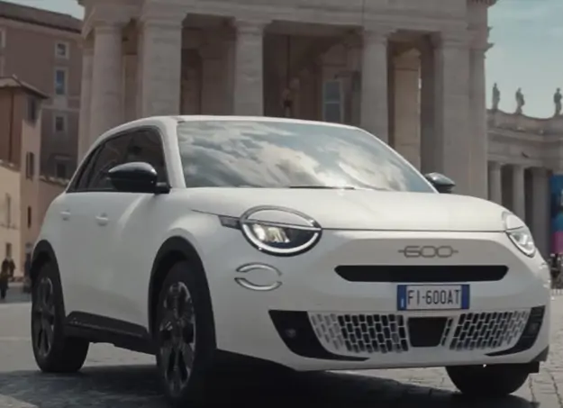 Fiat 600 vue de trois quart, soulignant ses lignes dynamiques