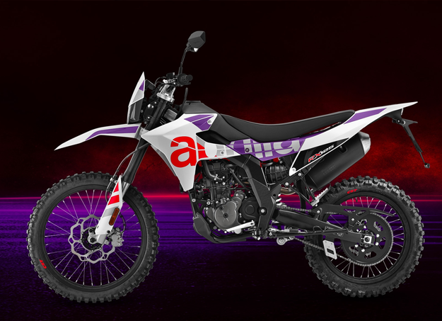 Aprilia RX 125 en statique sur fond naturel