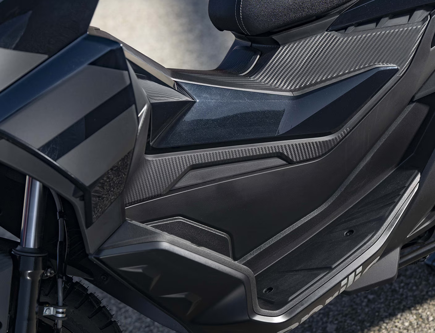 Vue carrosserie du scooter Aprilia SR GT stationné