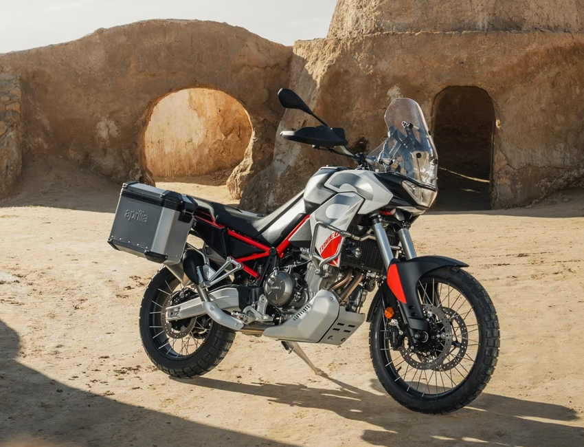 Vue latérale de l’Aprilia Tuareg sur un chemin tout-terrain