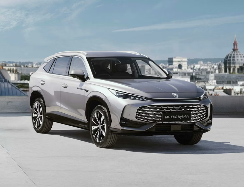 Vue avant du MG EHS Hybrid+ sur fond sombre, mettant en valeur son design moderne