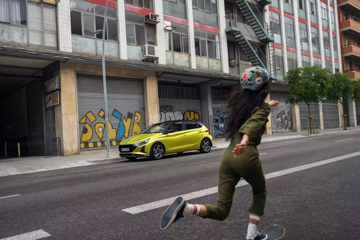 Hyundai i20 garé en ville