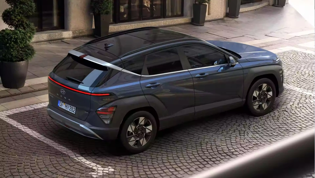 Vue avant du Hyundai Kona Essence sur fond noir