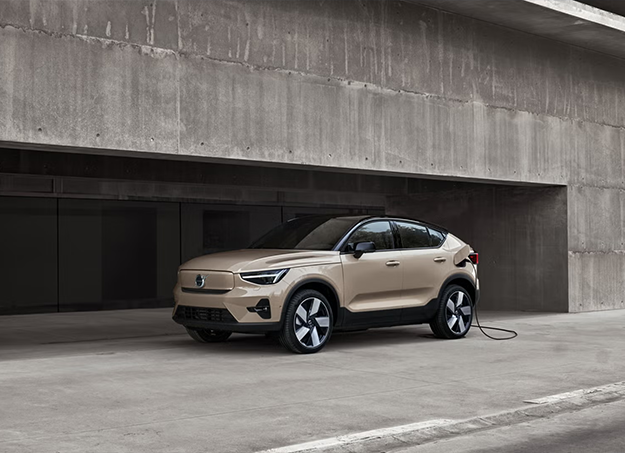 Profil latéral du Volvo EC40 électrique en mouvement