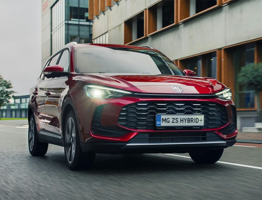 Vue avant du MG ZS Hybrid+ sur fond noir