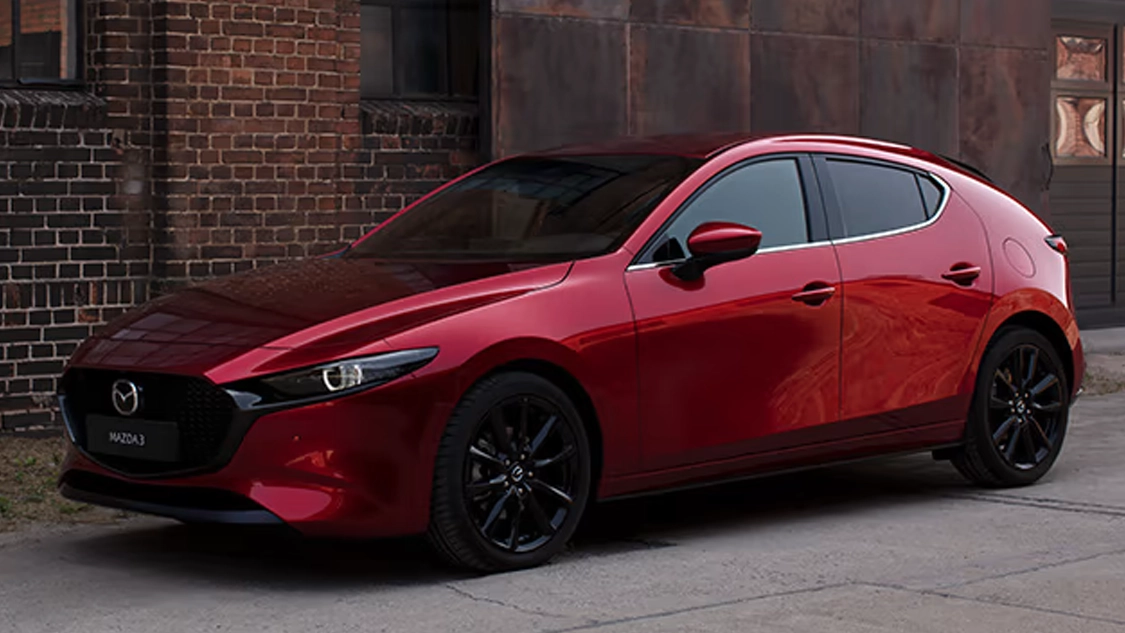 Vue profil de la Mazda 3 stationnée en ville