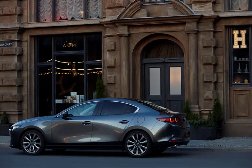 Vue arrière de la Mazda 3 Berline, design sportif